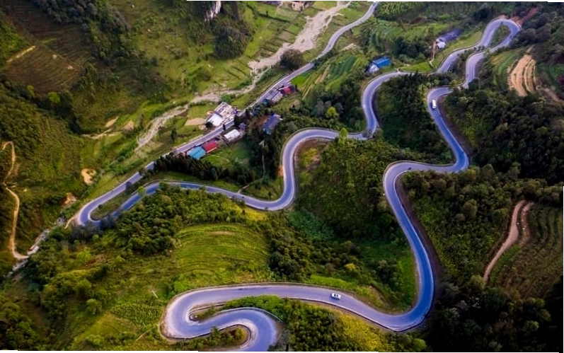 Cánh đồng hoa cải vàng rực rỡ dưới chân đèo Mã Pí Lèng