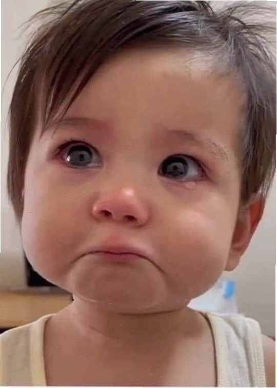 Meme khóc cảm xúc chân thật chạm đến trái tim