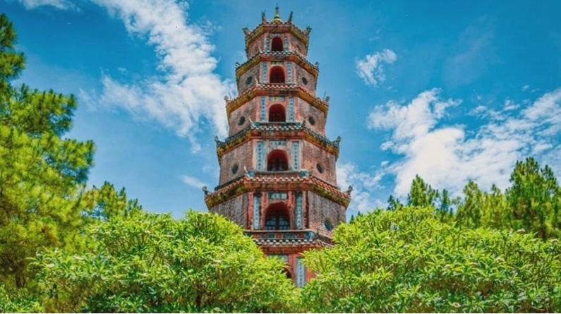 Vẻ đẹp trầm mặc của Chùa Thiên Mụ tại cố đô Huế